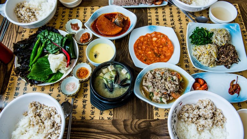 根据《中华人民共和国食品安全法》等相关法律法规，无证经营粮油店将面临以下处罚：